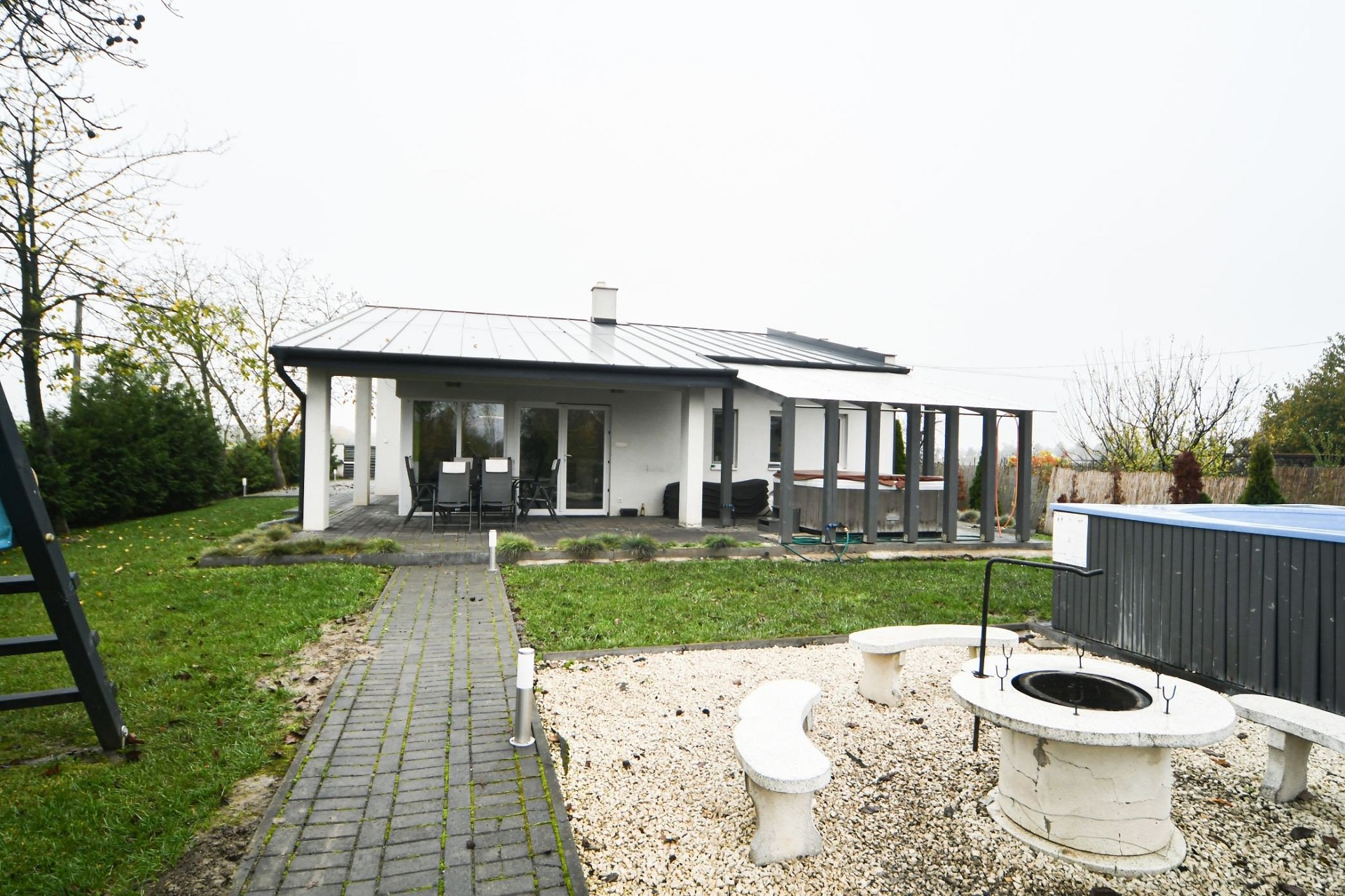 Moduláris, kompakt és hagyományos acélszerkezetes épületek